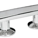 In acciaio inox AISI 316 lucidato a specchio. Fissaggio con 2 prigionieri.