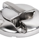 Innovativo accessorio di coperta per il rapido attacco dei parabordi e bloccaggio cime.Realizzato in acciaio inox AISI 316 lucidato a specchio, design compatto e sistema di bloccaggio immediato.Studiato per cime da Ø 6 a 10 mm. Montaggio con viti M5, testa svasata.