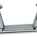 In ottone cromato, linea slanciata e funzionale.