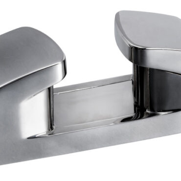 Passacavo in acciaio inox AISI 316 lucidato a specchio con sistema di bloccaggio rapido a leva.A seconda del diametro, della rigidità della cima e dal tiro, il passacavo riesce a tenere la cima grazie al suo sistema autonomo di blocco; in caso di diametri maggiori (da 28 mm oltre) o situazioni avverse sarà sufficiente mantenere la pressione sulla leva laterale per tenere strozzata la cima per il tempo necessario a dare volta sulla Bitta.Sistema semplice e innovativo che rende più rapido e sicuro l’ormeggio; adatto anche a persone meno esperte in aiuto allo skipper.Adatto per cime da 20 a 26 (per blocco autonomo) e da 26/30 per blocco “manuale”.Senza viti a vista, facile da montare in coperta grazie a due viti prigionieri Ø 8 mm ad alta tenuta.