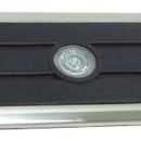 In acciaio inox AISI 316 lucidato a specchio, inserto in plastica morbida nera, con illuminazione tramite LED BIANCO annegato al centro della plastica.