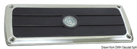 In acciaio inox AISI 316 lucidato a specchio, inserto in plastica morbida nera, con illuminazione tramite LED BIANCO annegato al centro della plastica.