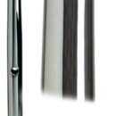 In acciaio inox AISI 316 lucidato a specchio. Si fissa alla base tramite una vite che permette al candeliere di ruotare sulla base per un perfetto allineamento con il trincarino.