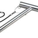 Acciaio inox lucidato. Sistema di blocco in varie posizioni sui 360°.Si inseriscono nei portacanna standard inclinati.