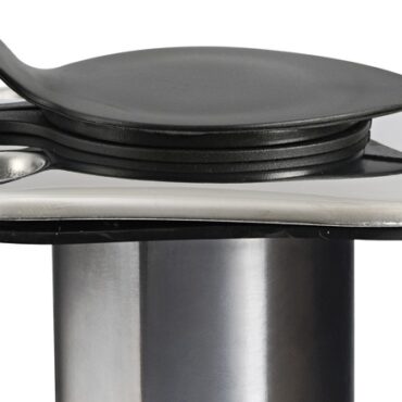 In acciaio inox lucidato a specchio, munito di boccola di protezione in PVC per la canna.