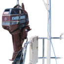 In alluminio, progettata per calare sul tender il motore fuoribordo. Si può togliere e mettere in pochi secondi essendo sfilabile dal supporto. Verniciata bianca con resine epossidiche, completa di paranco con bozzelli inox più moschettone inox, universale per qualsiasi imbarcazione, fornita di sacca.