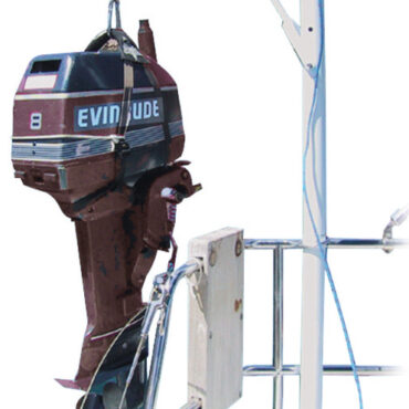 In alluminio, progettata per calare sul tender il motore fuoribordo. Si può togliere e mettere in pochi secondi essendo sfilabile dal supporto. Verniciata bianca con resine epossidiche, completa di paranco con bozzelli inox più moschettone inox, universale per qualsiasi imbarcazione, fornita di sacca.