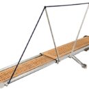 Candelieri abbattibili automaticamente che possono essere posizionati su entrambi i lati della passerella.Carabottino in vero TEAK BURMA con fori a bordi smussati.Centralina di controllo elettronica con cablatura semplicissima “PLUG & PLAY”.Possibilità di variare la posizione di fulcro della passerella per arrivare al posizionamento ottimale del pistone di sollevamento.La passerella, disponibile a 12 V o 24 V, è fornita completa di:- centralina idraulica con elettrovalvola;- tubazioni idrauliche alta pressione con raccorderia inox AISI 316;- centralina di controllo elettronica;- pannello di comando ad incasso;- telecomando;- candelieri;- piastra di poppa;- istruzioni installazione ed uso.