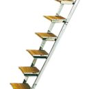 Con piano/gradini in legno. Struttura in acciaio inox lucidato a specchio.