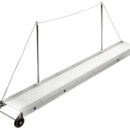 In alluminio anodizzato con ripiano rivestito di materiale antisdrucciolevole bianco, completa di due candelieri in acciaio inox, rotelle, perno pivotante in acciaio inox e boccola per l’incasso sul trincarino.