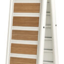 In alluminio verniciato bianco, con accessori in acciaio inox AISI 316 lucidati a specchio e ripiano in alluminio con inserti EVA similteak. Bicchiere in acciaio inox.