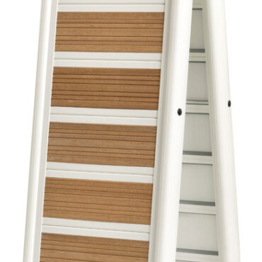 In alluminio verniciato bianco, con accessori in acciaio inox AISI 316 lucidati a specchio e ripiano in alluminio con inserti EVA similteak. Bicchiere in acciaio inox.