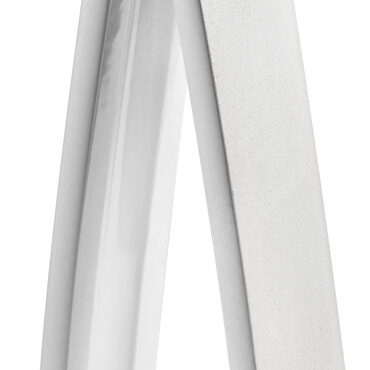 Struttura realizzata in carbonio a più strati e con profili d'alluminio di supporto. Cerniere in alluminio anodizzato.Ruote con carcassa inox, con anelli che permettono il sollevamento della passerella. Provvista di doppio perno pivotante.Si può montare con un solo perno e la passerella può brandeggiare, oppure con due perni che consentono il solo movimento verticale (entrambi i perni sono inclusi).Disponibile in diverse configurazioni di piano di calpestio:superficie anti-scivolo bianca, EVA marrone ed EVA grigio.