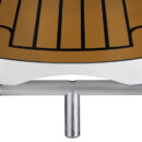 Struttura realizzata in carbonio a più strati e con profili d'alluminio di supporto. Cerniere in alluminio anodizzato.Ruote con carcassa inox, con anelli che permettono il sollevamento della passerella. Provvista di doppio perno pivotante.Si può montare con un solo perno e la passerella può brandeggiare, oppure con due perni che consentono il solo movimento verticale (entrambi i perni sono inclusi).Disponibile in diverse configurazioni di piano di calpestio:superficie anti-scivolo bianca, EVA marrone ed EVA grigio.