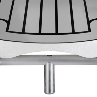 Struttura realizzata in carbonio a più strati e con profili d'alluminio di supporto. Cerniere in alluminio anodizzato.Ruote con carcassa inox, con anelli che permettono il sollevamento della passerella. Provvista di doppio perno pivotante.Si può montare con un solo perno e la passerella può brandeggiare, oppure con due perni che consentono il solo movimento verticale (entrambi i perni sono inclusi).Disponibile in diverse configurazioni di piano di calpestio:superficie anti-scivolo bianca, EVA marrone ed EVA grigio.