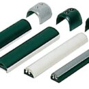 Infrangibile, si piega senza fare grinze, è inalterabile ed economico. Canalina bianca di base barre da 4 m, profilo PVC rotoli da 20 m. Attenzione: canalina e inserto separati da comporre per avere il bottazzo completo.Canalina ordine minimo 20 m.