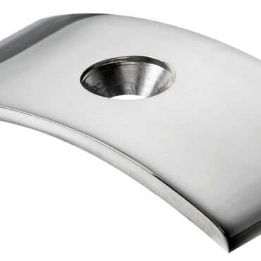 In acciaio inox 316L lucidato a specchio con svasature ad utensile.Provvisto di stopper interno che evita lo slinguamento del profilo e consente la continuità del passo di foratura.