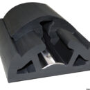 Realizzato in PVC. Composto da 2 parti ad incastro + profilo inox di fissaggio (solo 65 e 90). Montaggio a freddo.Bino 40 estremamente flessibile ed adatto a curvature accentuate sui due assi. Bino 65 e 90 fornisce una elevata protezione ed è consigliato per imbarcazioni pesanti, da lavoro, militari o dove la facilità di installazione è necessaria.