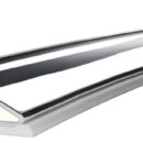 Profilo in acciaio inox AISI 316 riempito in PVC DURALENE. Si può applicare sia su base Standard che su base Slim. Barre da 3 m, da giuntare sempre con il suo coprigiunta.Vantaggi:- si può piegare facilmente;- leggero;- alta resistenza agli urti.