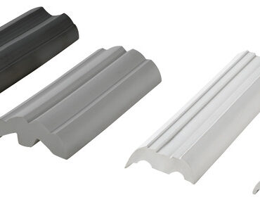 Profili Bottazzo Made in Italy con sezione a C in inox Aisi 316. Lunghezza standard 3mt, svasati e con finitura a specchio.Ogni barra è decapata e passivata garantendone la massima resistenza in ambiente salino.Abbinabile con Basi in Pvc Uv resistant dedicate disponibili in bianco, nero e grigio e con appositi terminali in Inox 316 lucidati a specchio.