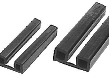 In PVC nero con inserto in PVC semirigido e copriviti bianco. L’inserto si monta a scatto. Coprifilo incorporato.