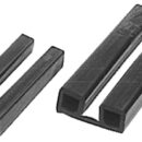 In PVC nero con inserto in PVC semirigido e copriviti bianco. L’inserto si monta a scatto. Coprifilo incorporato.