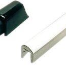 Profilo in PVC flessibile con supporto in PVC semi rigido. Prende facilmente qualsiasi piega. Adatto per scafi con giunzione a labbro, rotoli da 24 m. Ordine minimo 24 m per modello.