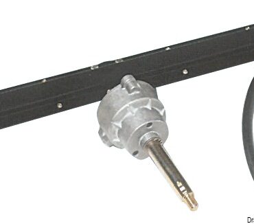 Adatto per fuoribordo fino 9 m ed entrobordo fino 10,5 m. Il sistema é composto da scatola guida con cavo già inserito (TM86), da completarsi con gruppo alberino G86 (45.059.00) e coprimozzo a 90° (45.055.02) o 20° (45.055.03) OPTIONAL.