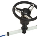 Sistemi di guida rettilinei per montaggio con tilt. Da completarsi con gruppo alberino G87 (45.087.00). - Angolo totale di regolazione di 48° su cinque posizioni differenti;- Il sistema di inclinazione elimina inutili movimenti dietro al cruscotto;- Estremità del monocavo in acciaio inossidabile;- Alberino standard da 3/4” in acciaio inox;- La versione ZT è realizzata in modo da evitare la “reversibilità” della manovra, impedendo il ritorno del volante, mantenendo la direzione di guida;- I sistemi di guida TM87O non devono essere applicati su imbarcazioni equipaggiate con motorizzazioni che superano le potenze massime installabili stabilite dal cantiere;- Conforme alle normative ISO 8848 e ABYC P17.