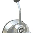 Universali per qualsiasi motore, funzione di controllo gas e invertitore. Dimensioni estremamente ridotte. Fabbricate in zama cromata. Disponibili nelle versioni ad azione doppia con disinnesto invertitore a pulsante, o ad azione singola in cui ogni leva controlla separatamente il cavo del gas o dell'inveritore. Usano qualsiasi cavo escluso C4. Già pronte per uso con cavi C2/C7/C8/MACHZero.Il kit X12 (45.012.00) OPTIONAL permette l'avviamento solo con motore in folle.Kit adattamento cavi:K60 (B301/B302) con cavi C5/C16/MACH5;K62 (B301/B302) con cavi C36/MACH36;K63 (B322) con cavi C5/C16/MACH5;K65 (B322) con cavi C36/MACH36;K67 (B322) con cavi C2/C7/C8/MACH0.Per cavi C36/MACH36 richiedere kit K62 (45.100.12). Per cavi C22 richiedere kit K61 (45.100.13).