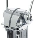 Universali per qualsiasi motore, funzione di controllo gas e invertitore. Dimensioni estremamente ridotte. Fabbricate in zama cromata. Disponibili nelle versioni ad azione doppia con disinnesto invertitore a pulsante, o ad azione singola in cui ogni leva controlla separatamente il cavo del gas o dell'inveritore. Usano qualsiasi cavo escluso C4. Già pronte per uso con cavi C2/C7/C8/MACHZero.Il kit X12 (45.012.00) OPTIONAL permette l'avviamento solo con motore in folle.Kit adattamento cavi:K60 (B301/B302) con cavi C5/C16/MACH5;K62 (B301/B302) con cavi C36/MACH36;K63 (B322) con cavi C5/C16/MACH5;K65 (B322) con cavi C36/MACH36;K67 (B322) con cavi C2/C7/C8/MACH0.Per cavi C36/MACH36 richiedere kit K62 (45.100.12). Per cavi C22 richiedere kit K61 (45.100.13).