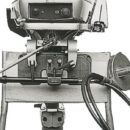 Dispositivo per l’installazione delle timonerie monocavo su gommoni motorizzati con fuoribordo non predisposti per l’inserimento del monocavo nel canotto di sterzo. Tale dispositivo evita di dover fissare allo specchio di poppa del gommone il cavo della timoneria. E’ un modello universale. E’ realizzato in alluminio anodizzato ed é formato da una piastra art. 47.763.92 + un morsetto regolabile + tubo per il fissaggio timoneria + delle piccole boccole in nylon di finitura da avvitare.