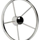 Corona a sezione ovalizzata per una migliore presa. Cono centrale universale (Ultraflex, Morse, Teleflex, Tx, Mancini ecc.). Mozzo centrale in acciaio inox, finitura molto accurata, forniti di tappo centrale in plastica nera.