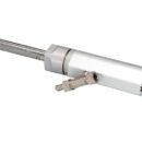 Rispondente alla normativa 95/25 CE e ISO 10592.Fornita in kit contenente:• Pompa UP18 installazione a semi-incasso con valvola di non ritorno e sovrapressione. Portata 18CC/giro. Pistoni 5. Pressione 55 bar. Volante Ø max 508 mm.• Cilindro idarulico (vedi sotto).• 2 tubi flessibili 1/4" da 6 mt (accorciabili a piacere). Completi di raccordi terminali recuperabili.• 2 l olio idraulico.