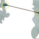 Per piedi in acciaio inox con snodi sferici terminali, utile per abbinare un motore principale con un motore ausiliario. Vi permette di timonare il motore ausiliario con la timoneria dell’imbarcazione. La barra é regolabile per distanze da 45 a 60 cm, e può essere tolta ove occorra in pochi secondi grazie agli snodi a sfera con incastro a molla.