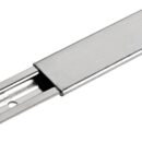 Sistema completamente in acciaio inox AISI316.Composto da una rotaia in due pezzi che nasconde completamente le viti di fissaggio.I vari tipi di supporto sono installati su un carrello in acciaio inox con possibilità di fermo ogni 15 mm.