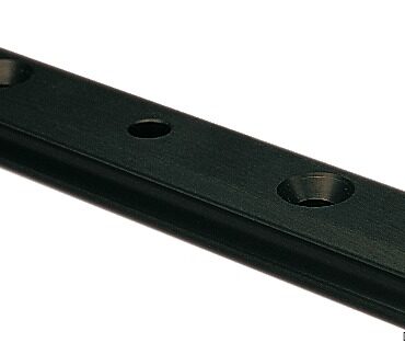 Realizzato appositamente per questo utilizzo, in alluminio anodizzato a spessore con sfere in Delrin, profilo ribassato e superficie d'appoggio piana con 2 fori filettati M6.