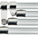 In acciaio inox AISI 316 lucidato a specchio. Questi snodi sono progettati per le grandi capottine, che prevedono una intelaiatura a 3 archi.