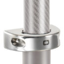 Formata da un doppio supporto, inferiore e superiore, a parete per palo tendalino. Il palo ruota di 90° all'interno del supporto e rimane bloccato. Sistema ad alta finitura estetica grazie alla superficie lucidata a specchio e logo frontale.Fissaggio a parete tramite due viti svasate M6x40 o più lunghe. Supporto inferiore cieco. Supporto superiore passante.