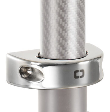 Formata da un doppio supporto, inferiore e superiore, a parete per palo tendalino. Il palo ruota di 90° all'interno del supporto e rimane bloccato. Sistema ad alta finitura estetica grazie alla superficie lucidata a specchio e logo frontale.Fissaggio a parete tramite due viti svasate M6x40 o più lunghe. Supporto inferiore cieco. Supporto superiore passante.