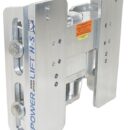 Costruito in alluminio 6061 T6, con minuterie in acciaio inox e cuscinetti in bronzo alluminio. Completo di strumento indicatore posizione ed interruttore di comando da montare sul cruscotto.