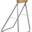 In tubo acciaio zincato, con tavoletta in faggio evaporato e verniciato ai poliuretani.