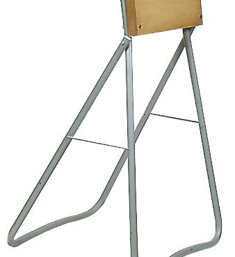 In tubo acciaio zincato, con tavoletta in faggio evaporato e verniciato ai poliuretani.