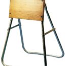 In tubo in acciaio zincato con tavoletta in compensato fenolico.