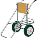 Con ruote in nylon e gomma, completo di porta serbatoio. Dotato di uno speciale sistema di chiusura, per cui in un secondo il cavalletto si appiattisce senza recare il minimo ingombro. Completamente zincato cromato. Tavola in compensato fenolico verniciato ai poliuretani, modello professionale con ruote pneumatiche da 4x8”.