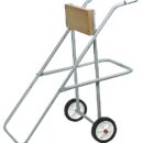 Con ruote e porta serbatoio in tubo acciaio zincato, con tavoletta in faggio evaporato e verniciato ai poliuretani.