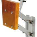 Struttura in alluminio anodizzato.Tavoletta in compensato marino multistrato verniciato.Molle inox, viteria inox. Quattro posizioni selezionabili.