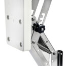 In acciaio inox lucidati a specchio.Funzionamento a ribalta con possibilità di regolazione intermedia, tramite una comoda maniglia.Questi supporti sono equipaggiati con le nuove tavolette in plastica ad alta resistenza.Vantaggi: inalterabile nel tempo; resistenza meccanica 1,5 volte le equivalenti in legno; look accurato.