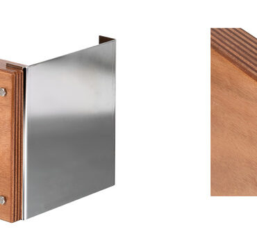 Guance in acciaio inox lucidato, tavola in faggio verniciato.