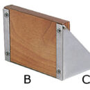 Fissaggio su piano con spalle in acciaio inox lucidato e tavola in compensato marino di mogano. Appositamente realizzato per imbarcazioni con plancetta di poppa dell’ultima generazione, integrata nella fabbricazione della barca. Si fissa sul lato superiore della plancetta.